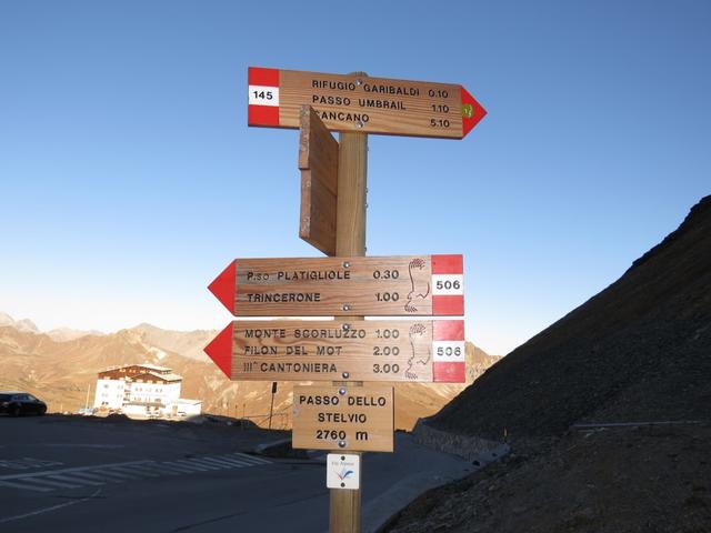 Wegweiser beim Wanderweg. Unser erstes Ziel lautet Rifugio Garibaldi