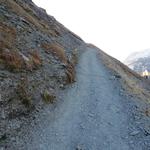 ein breiter Kiesweg eher sogar eine Strasse führt uns hinauf zum ersten Gipfel und zwar zur Cima Garibaldi