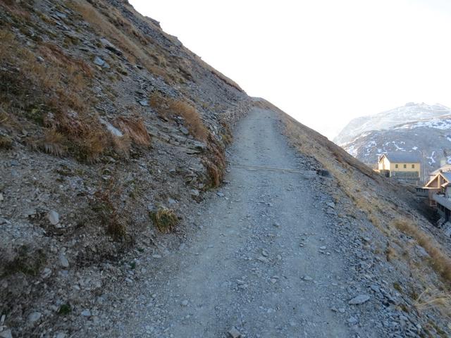 ein breiter Kiesweg eher sogar eine Strasse führt uns hinauf zum ersten Gipfel und zwar zur Cima Garibaldi