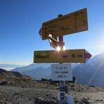 Wegweiser bei der Cima Garibaldi (Piz da las Trais Linguas). Weiter geht es Richtung Sattel/Sella da Piz Cotschen