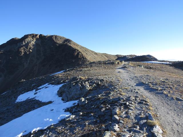 vor uns ist der Piz Cotschen auch Rötlspitz oder Punta Rossa genannt gut ersichtlich