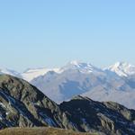 hinter uns taucht am Horizont die Berninagruppe auf