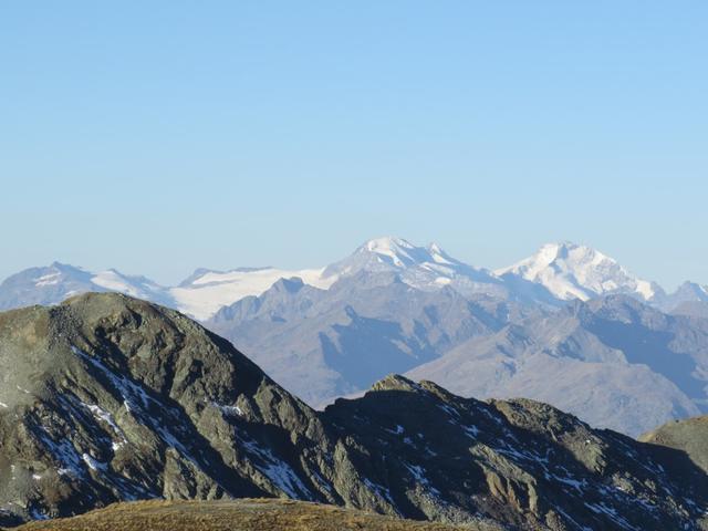 hinter uns taucht am Horizont die Berninagruppe auf