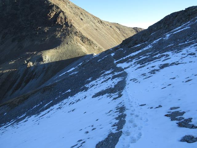 steil fällt hier die Bergflanke in die Tiefe. Bei Schnee oder Eis die andere Seite wählen