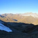 was für ein Panorama können wir hier bestaunen. Rechts das unbekannte Val Muraunza...