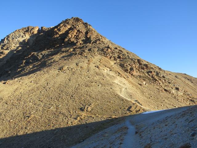 bei Punkt 2844 m.ü.M. erreichen wir einen Sattel, wo von rechts die andere Wegvariante wieder hinzustösst