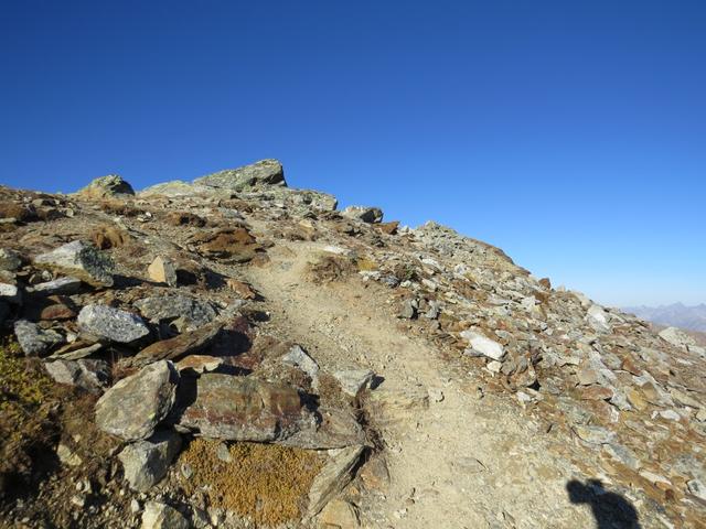 ...leitet uns der zu einem Bergpfad mutierte Weg...