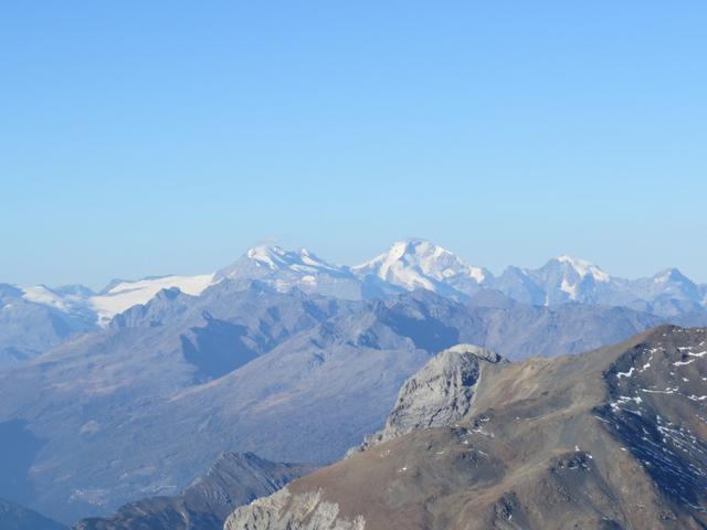 am Horizont ist das Berninamassiv ersichtlich mit Piz Palü, Bellavista, Piz Bernina und Piz Morteratsch ersichtlich