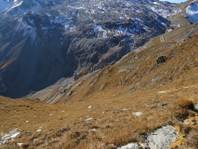 Tiefblick auf italienischer Seite auf die Stilfserjochpassstrasse