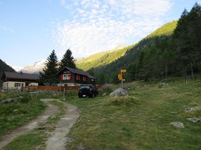 bei der Weggabelung nach der Brücke 1818 m. biegen wir links ab. Kurz vor den nächsten Häusern 1833 m. biegen wir rechts ab