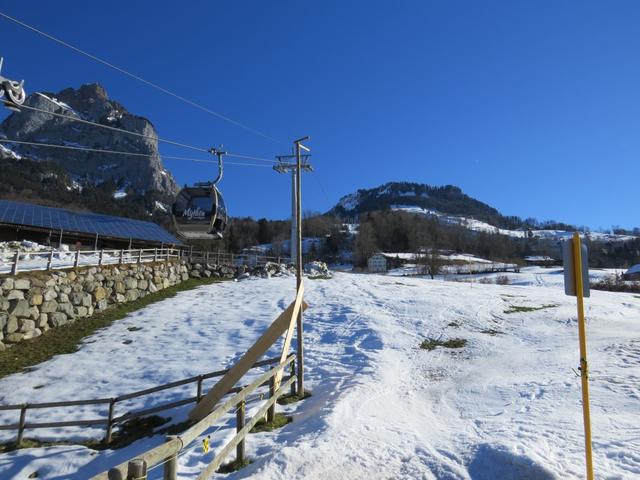 bequem schweben wir mit der neuen Gondelbahn hinauf zur Bergstation Rotenflue 1571 m.ü.M.