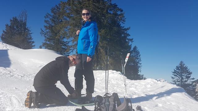 bei der Bergstation schnallen wir die Schneeschuhe an