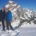 Erinnerungsfoto aufgenommen bei der Bergstation. Im Hintergrund der Gross Mythen