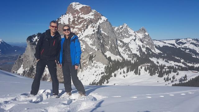 Erinnerungsfoto aufgenommen bei der Bergstation. Im Hintergrund der Gross Mythen