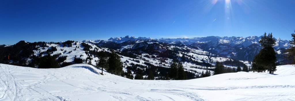 schönes Breitbildfoto mit Blick Richtung Hoch-Ybrig