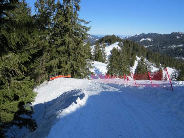 links der Skipiste entlang,...