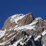 gut ersichtlich das Berghaus auf dem Gross Mythen