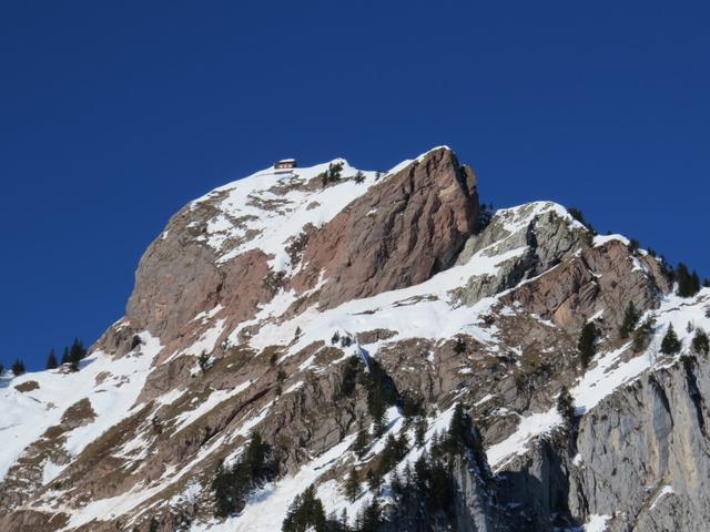 gut ersichtlich das Berghaus auf dem Gross Mythen