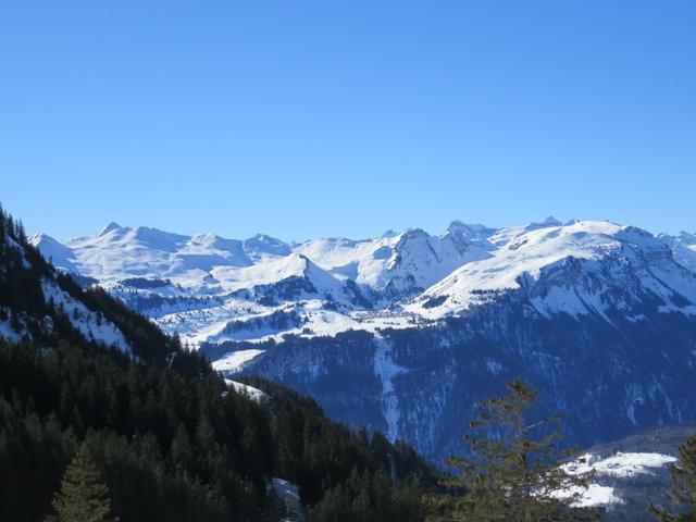 auf der anderen Talseite erkennen wir das Skigebiet Stoos-Fronalpstock