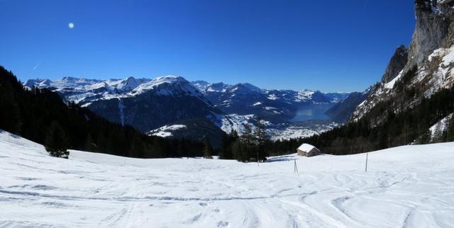 schönes Breitbildfoto mit Blick in die Urnerberge