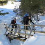 die Überquerung ist wegen dem Schnee ein bisschen abenteuerlich