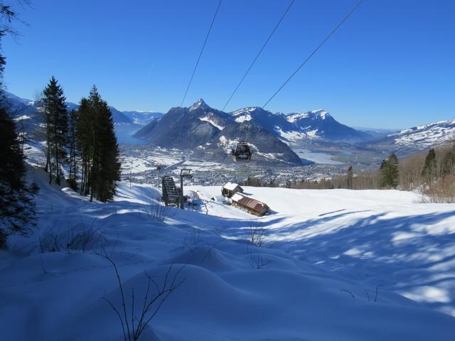 oberhalb von Rätigs geht es unter der Gondelbahn hindurch...