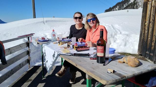 Daniela und meine Maus geniessen das mitgebrachte Raclette...