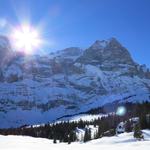 zwischen Wellhorn und Wetterhorn steigt die Sonne in den blauen Himmel