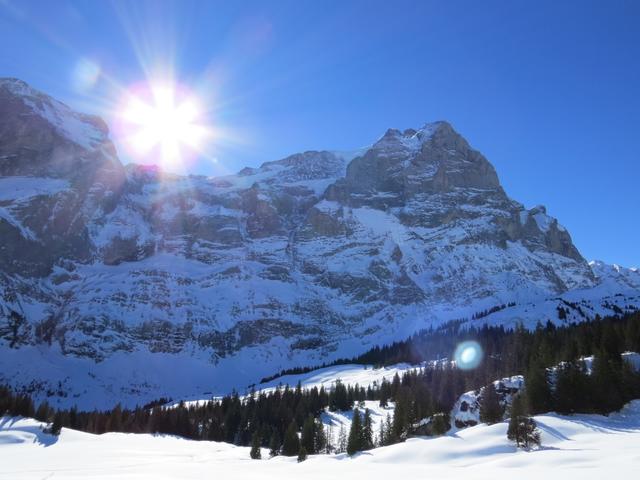 zwischen Wellhorn und Wetterhorn steigt die Sonne in den blauen Himmel