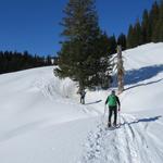 über wunderschönes Schneeschuhgelände geht es weiter aufwärts