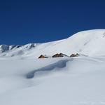 vor uns die Alpsiedlung Scheidegg Oberläger