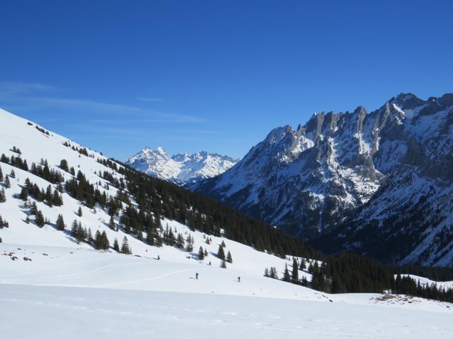 wir blicken in das Reichenbachtal. Rechts gut ersichtlich die Engelhörner