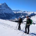 auf 2006 m.ü.M. erreichen wir die Wasserscheide und man hat das Gletscherdorf mit der Eigernordwand direkt vor sich