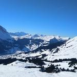 das Dorf Grindelwald im Tal unten liegt bis gegen Mittag noch teilweise im Schatten