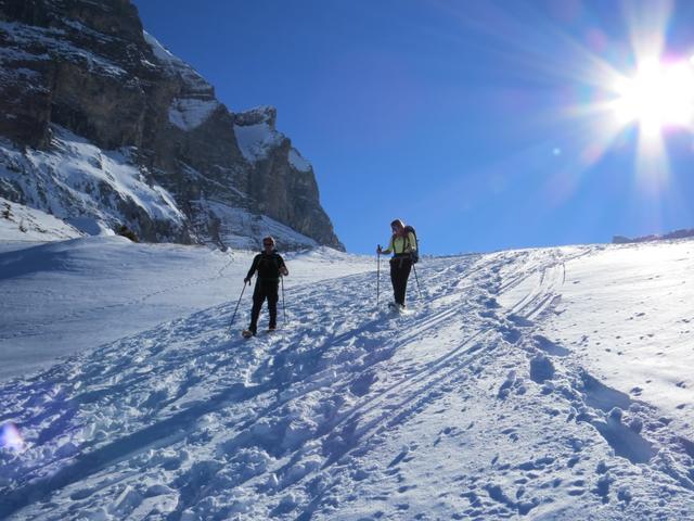 wir behalten aber die Schneeschuhe an und laufen hinunter nach Schwarzwaldalp