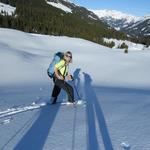 wir laufen mit den Schneeschuhen abwärts Richtung Schwarzwaldalp