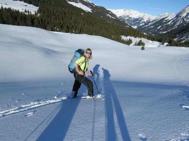 wir laufen mit den Schneeschuhen abwärts Richtung Schwarzwaldalp