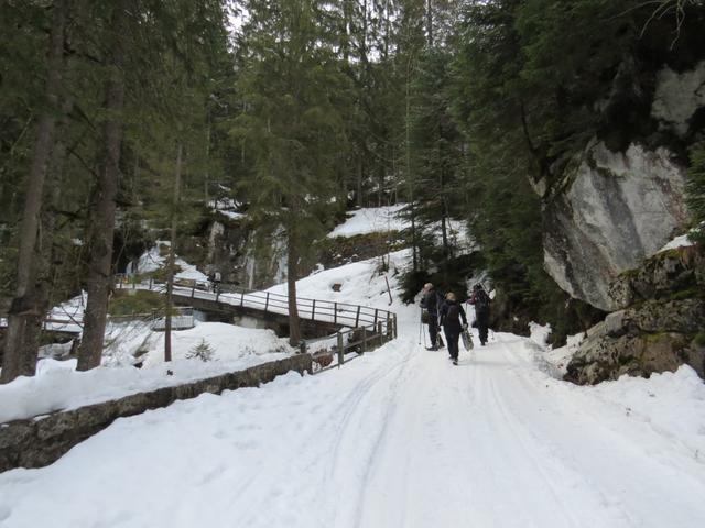 mit vollbepackten Rucksäcken, laufen wir alles der Bergstrasse entlang hinauf Richtung Griesalp