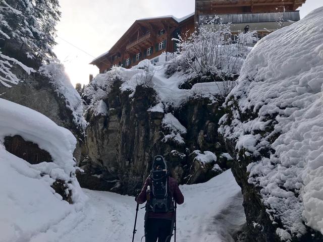 über unsere Köpfe taucht das Griesalp Hotelzentrum auf