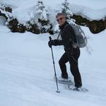 über die Alpstrasse folgen wir die Trailmarkierung. Hanspeter ist von der Umgebung begeistert