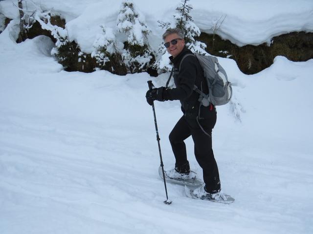 über die Alpstrasse folgen wir die Trailmarkierung. Hanspeter ist von der Umgebung begeistert