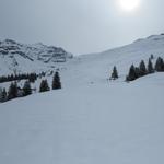 ...und erreichen danach über offene Schneefelder die Underi Bundalp 1686 m.ü.M.