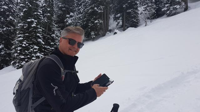 nach dem Essen kontrolliert Hanspeter die weitere Wegführung