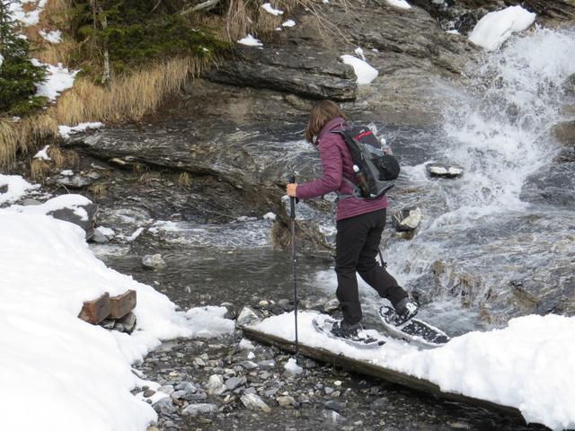 wir überqueren einen kleinen Bach der vom Obere Steineberg in den Gamchibach fliesst