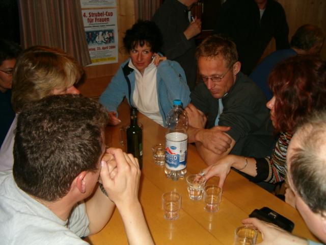 die Männer hören gebannt zu