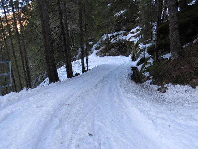 über die tief verschneite Passstrasse geht es  zackig abwärts