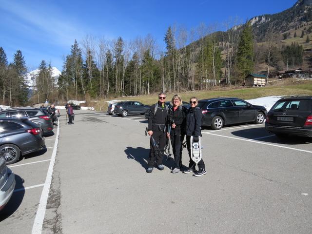 talauswärts fahren wir nach Kiental 948 m.ü.M. zum Parkplatz der Seilbahn