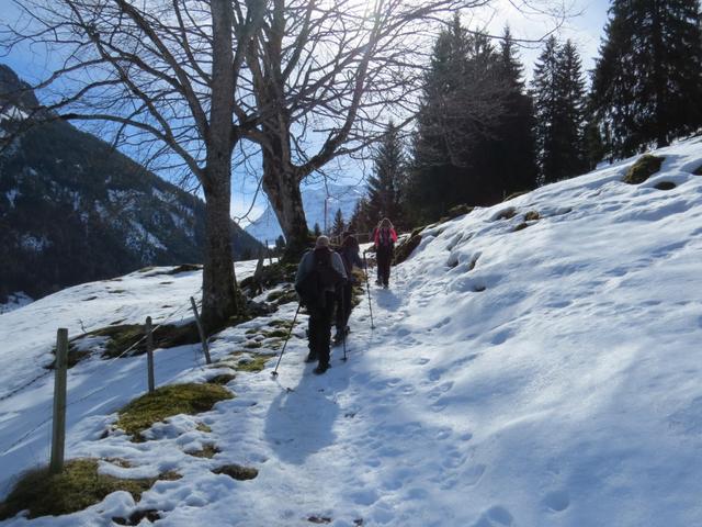 über Kobene erreichen wir die Strassenkehre bei Punkt 1045 m.ü.M.