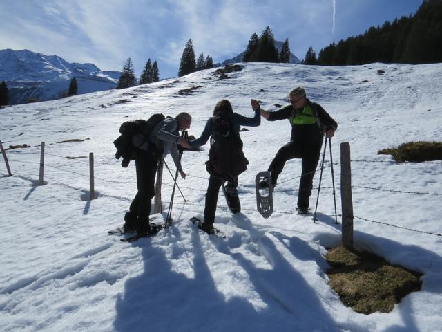 Stacheldraht hat beim Schneeschuhlaufen so seine Tücken