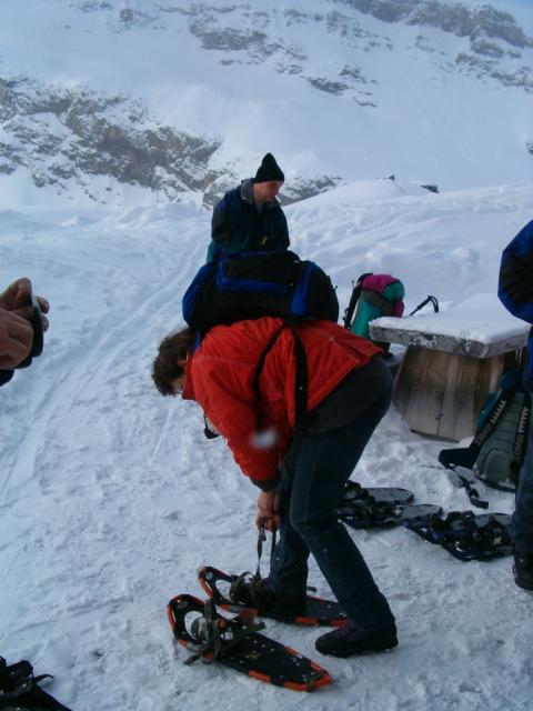 schwierig die festgefrorenen Schneeschuhen anzuziehen